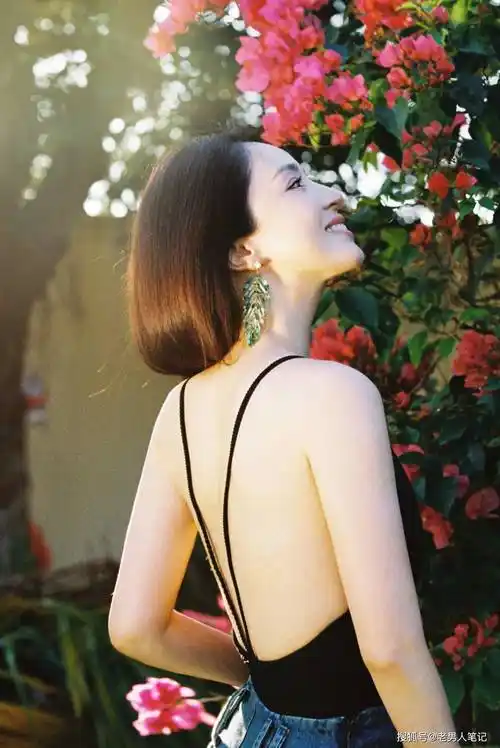 董璇春日浪漫大片,吊带美背优雅随性,演绎花间知性美人_时尚_黑色