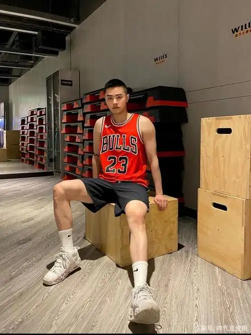 这枚阳刚帅气的肌肉帅哥身材有点结实哦