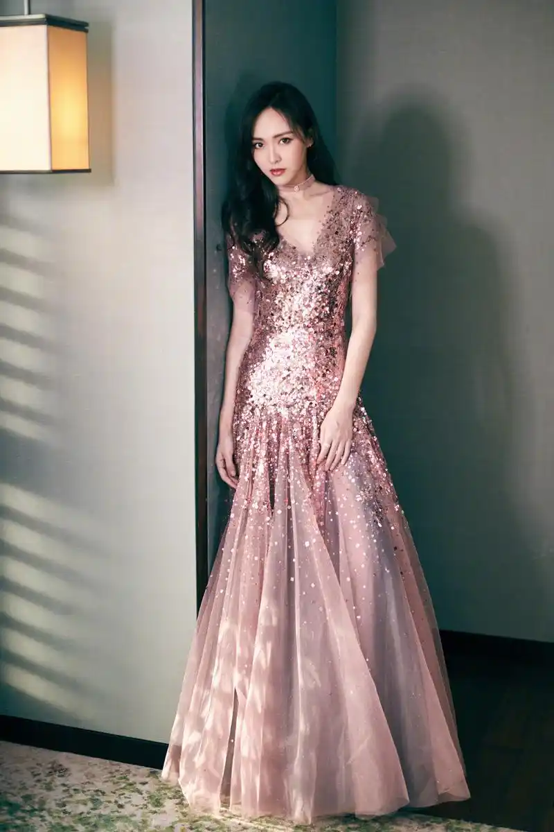 唐嫣玫瑰金色礼服搭粉色高跟鞋亮相,犹如人鱼公主般闪耀美丽,为糖糖