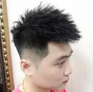 男生锡纸烫发型,很适合夏季梳理哟,因为传统烫发与剃两边短发完美结合