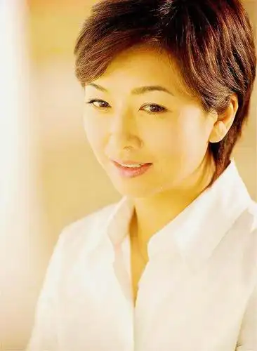 52岁江珊一组唯美壁纸图,网友:岁月对她真的很温柔