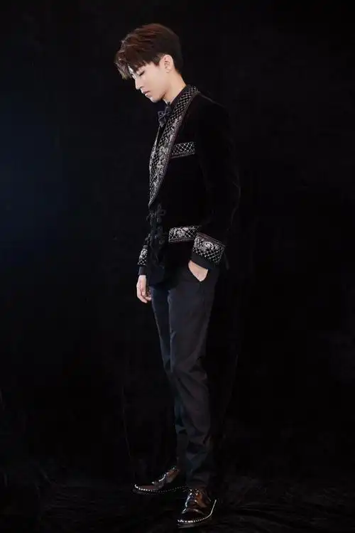 王俊凯出席了平遥影展,一身黑色牛仔外套展现出了俊朗帅气