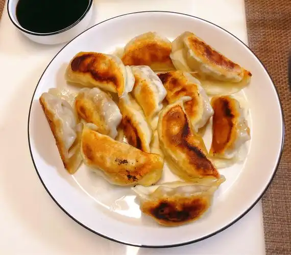 写美篇菜名:锅贴生煎 食材:自己做的包的饺子,你们嫌麻烦可以买速冻的