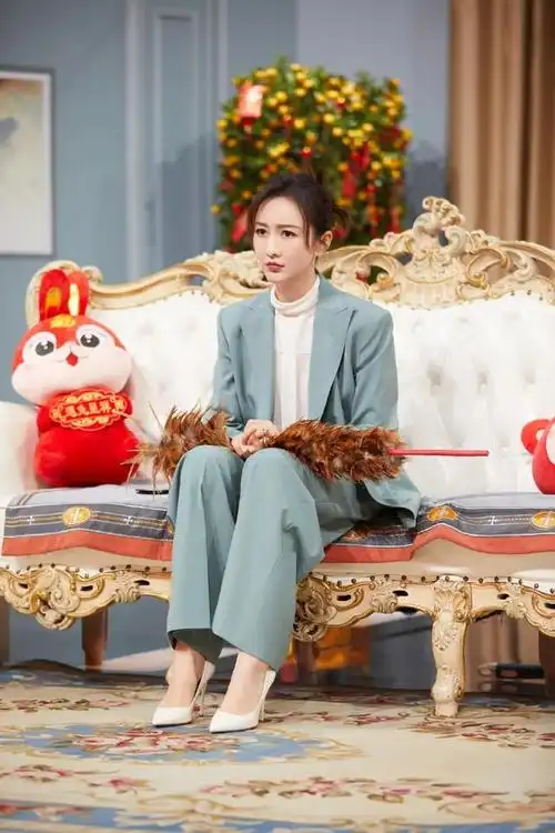 美女王鸥,西装配尖头小白高跟鞋,太有女人味了!