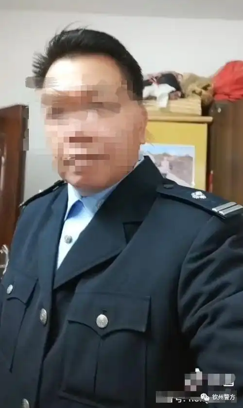 钦州一保安大叔穿警服抓