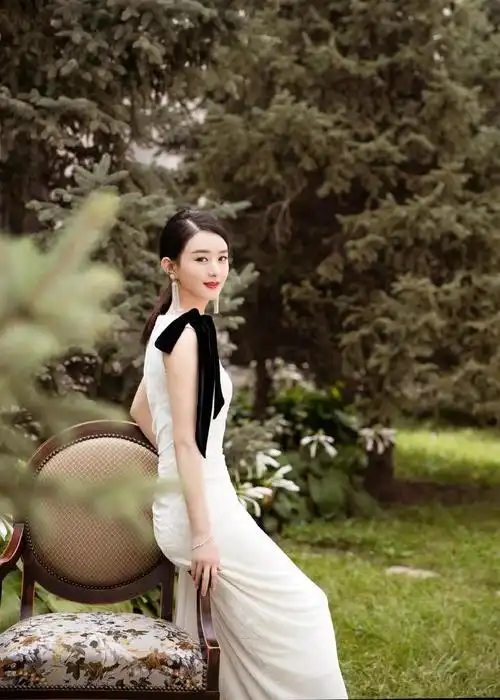 赵丽颖这身白色长裙搭配优雅高贵温柔婉约