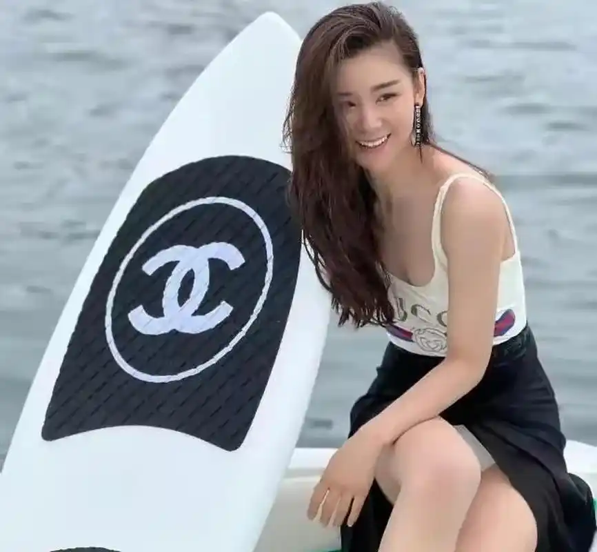 李小萌与老公王雷在大连冲浪照,李小萌穿2800连体泳衣身材吸睛,白皙