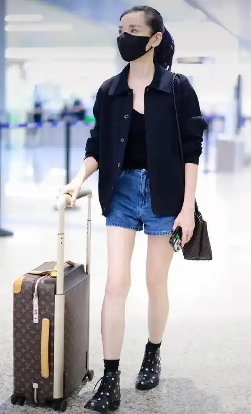 原创80斤的董洁又带火了极简穿搭牛仔衬衫阔腿裤高级又洋气