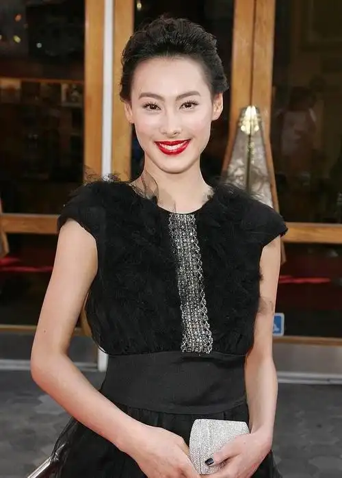 这次要给大家说说娱乐圈的八卦新闻,主角是我们的知名女星梁洛施哦!