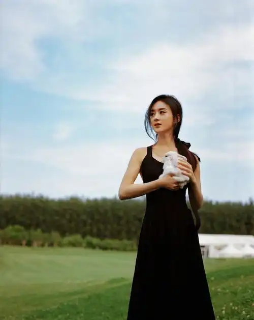 赵丽颖夏日胶片写真,身穿露背小黑裙,慵懒自在,简洁迷人