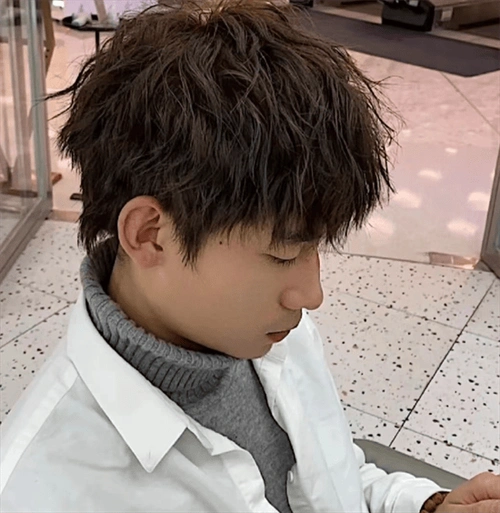 少年感十足烫发发型,帅气清爽,蓬松立体有型_摩根_束状_纹理