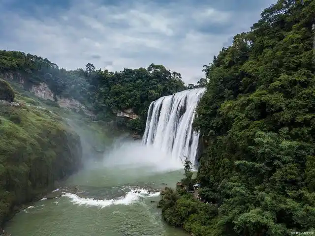 中国地大物博,拥有着许多壮观的自然景观,其中包括了众多美丽的瀑布.