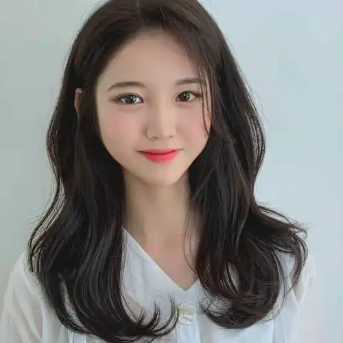 圆脸的女生怎么烫发显脸小?试试这六款卷发,时髦洋气又有品位插图1