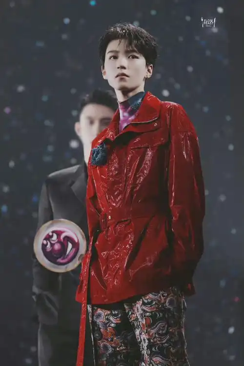 王俊凯超话存档一些王俊凯这些年穿过的正红色有一说一,王俊凯是我