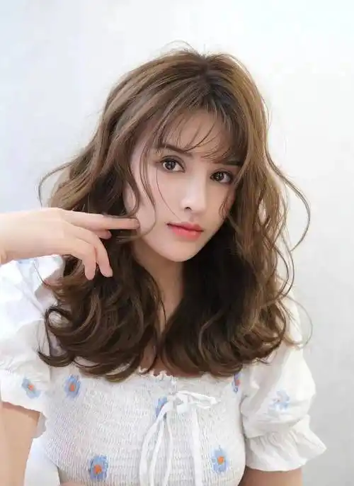 中长发的姐妹,烫发的选择,那就更多了,大卷造型蓬松自然又显得特别的