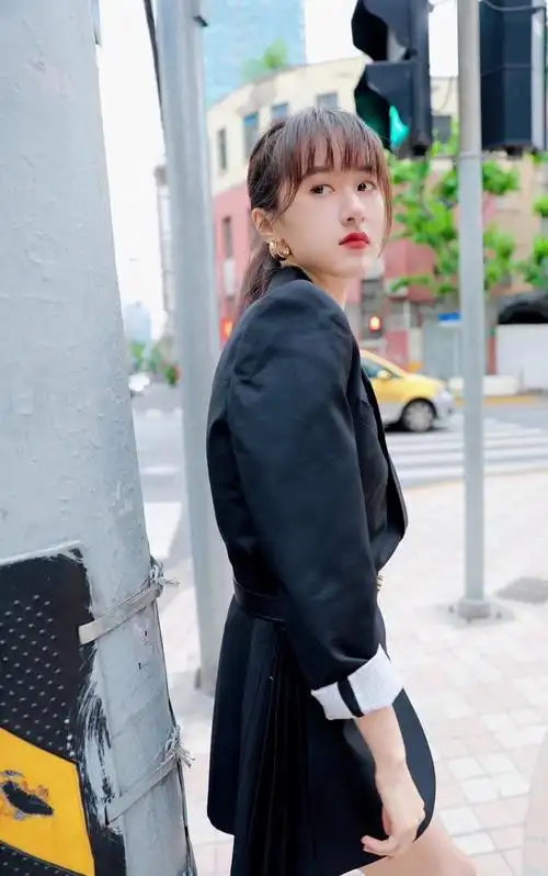 袁冰妍化身冷艳小姐姐大地色男友风西装又酷又飒小女生大魅力