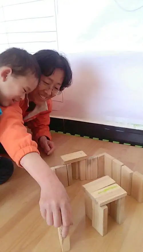 妈妈高兴的说:今天我会搭积木啦!