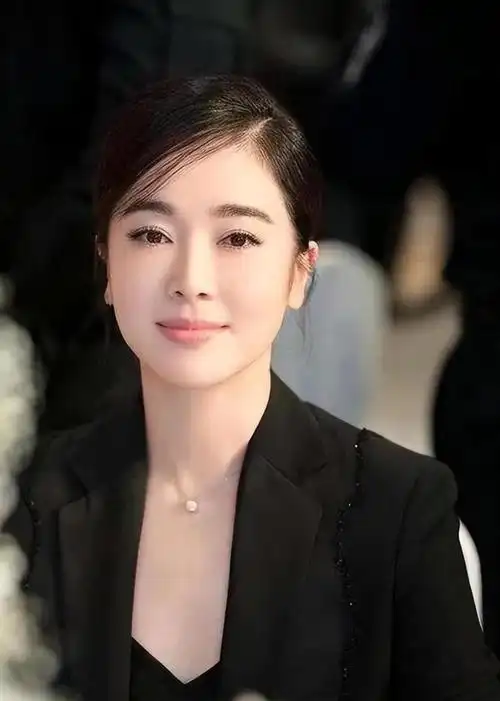 出乎意料的是,曾被誉为"白月光"的左小青竟然与比她大20岁的富豪结婚.