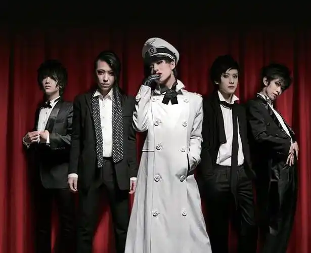 银色灰尘宣传照过了几十年,国人的主流审美不知是早已超前还是从未