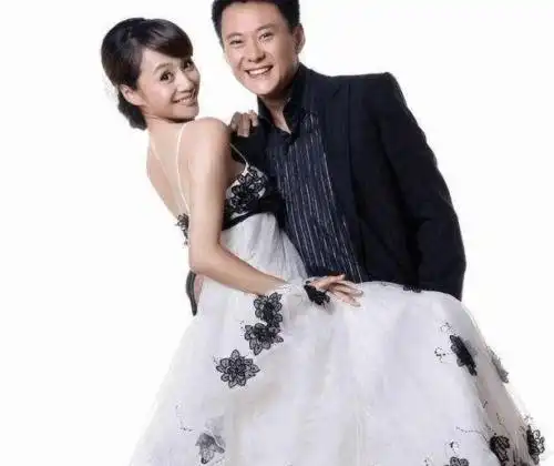 曾是央视一姐, "下嫁"九岁丈夫, 如今为两个男人胖成"丑大妈"