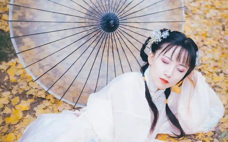 古装持伞少女唯美高清桌面壁纸