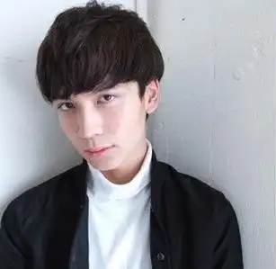 男生帅气直刘海发型