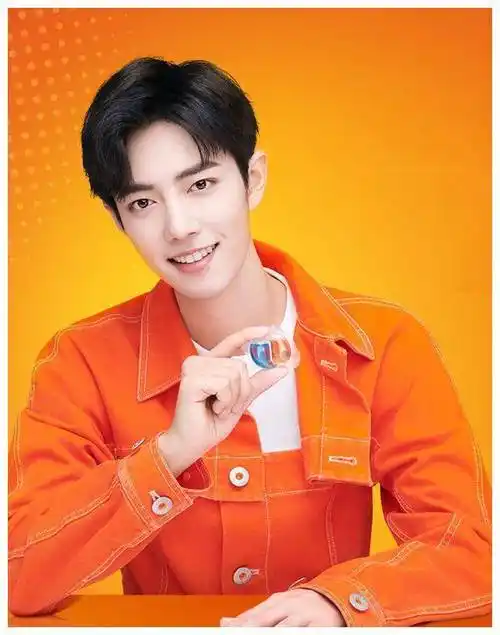 30岁任嘉伦和28岁肖战,都把橙色夹克叠着穿,结了婚更有男人味!