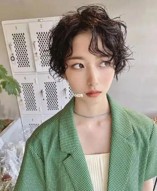 05微湿的造型感是打造率性的中性日系短发的关键,而加入了烫发之后