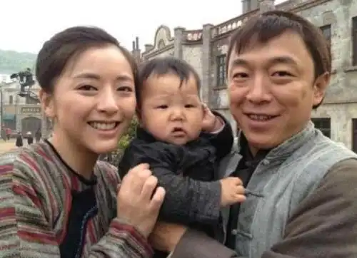 长得比黄渤还一言难尽,娶的妻子却美似天仙,女儿个个都好看