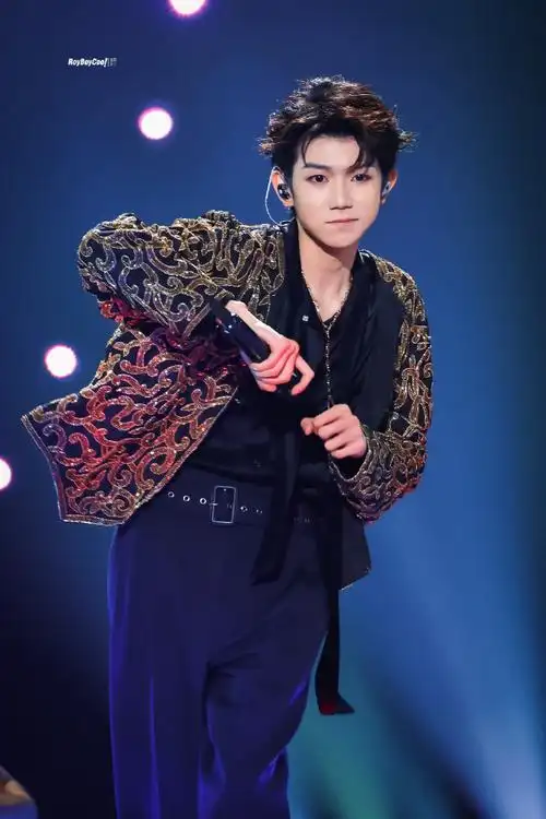 王源超话#王源官宣加盟江苏卫视跨年##王源烟熏妆#用舞台结束属于我们