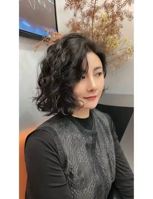 记住"三烫三不烫",显年轻气质,头发蓬松洋气_女性_发型_显得