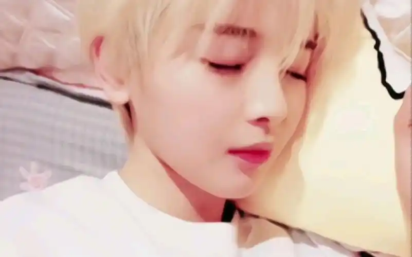 给你们介绍一下 "小帅哥".杨超越,出道前,曾经有段时间留短发,帅呆了.