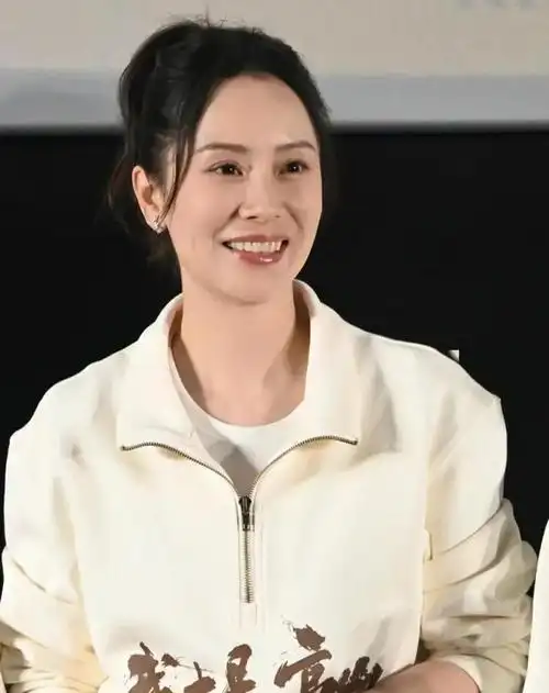 海清素颜返乡祭祖真实容颜震撼网友美丽不应只在一层妆容下