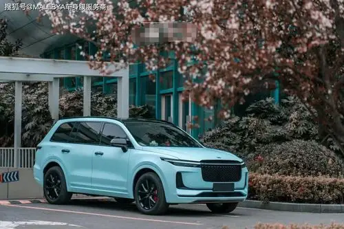 理想one改色冰川蓝清爽的感觉油然而生