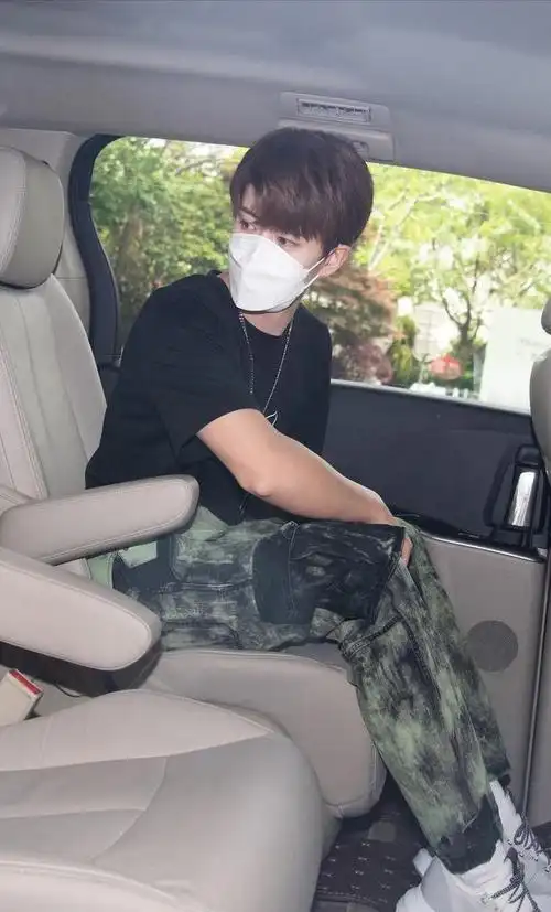 任国超古装照帅气,不知道现代装的任嘉伦能不能吸引你?