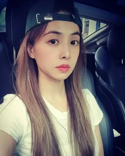 蔡依林晒自拍皮肤白嫩 反戴鸭舌帽俏皮可爱