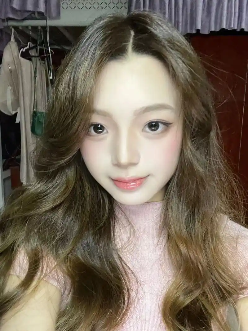 有美人尖的女生都去剪八字刘海吧,用卷发棒卷卷真的好好看!