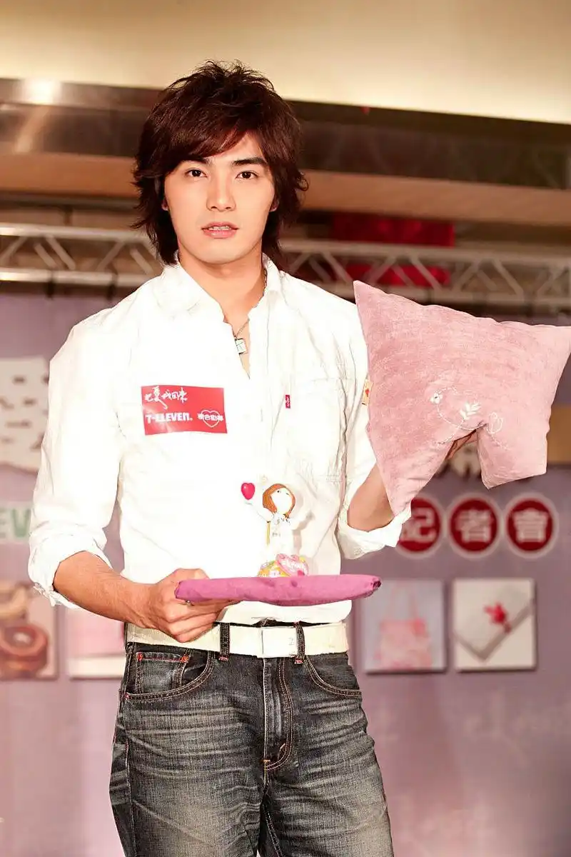 5月21日,狗仔葛斯齐爆料台湾已婚男神贺军翔和辣妹在酒店私会喇舌