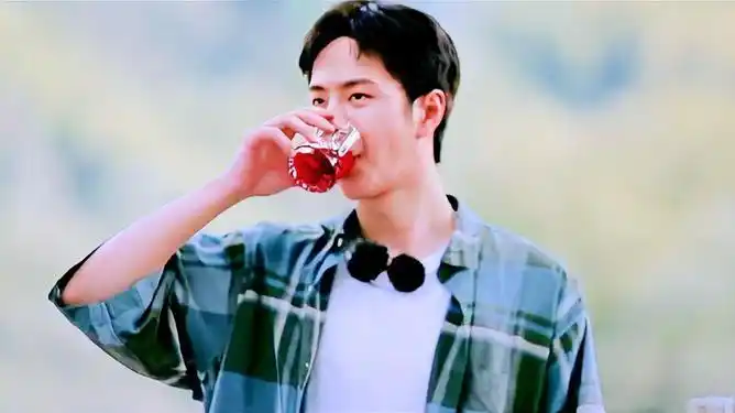 王一博喝酒的小模样一出,瞬间迷倒万千美少女啊!_网易视频