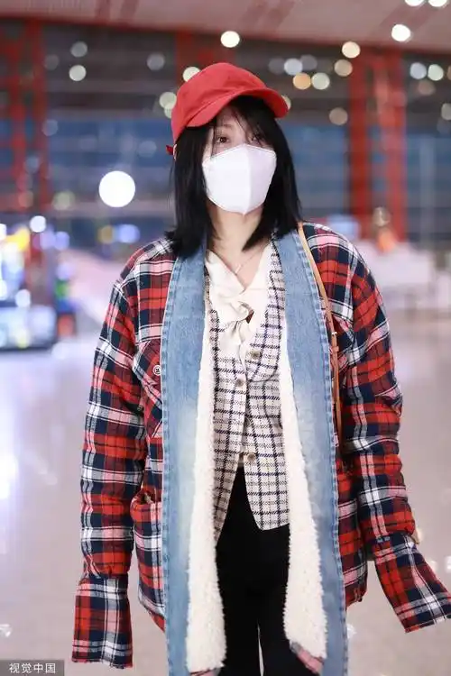 张嘉倪现身北京机场复古格子装扮戴鸭舌帽状态好