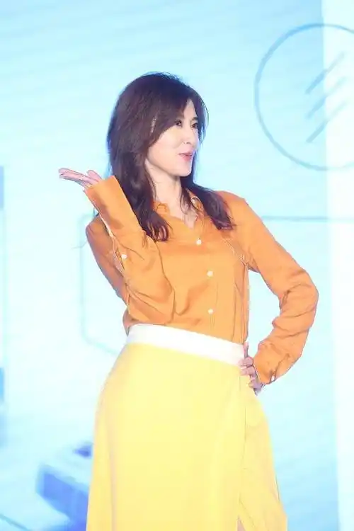 组图:50岁苏慧伦长发飘飘依旧少女感 时隔13年回归发专辑落泪_台北