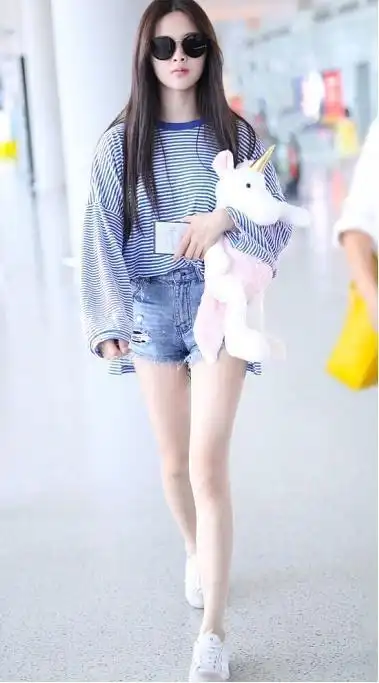 杨超越也真是太有心机了吧!这是故意在牛仔裤上面沾满面粉吗?