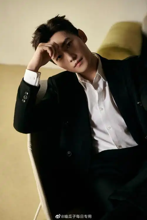杨洋黑西装白衬衫#来看看杨洋新活动造型,黑色西装和杨洋好搭,大家