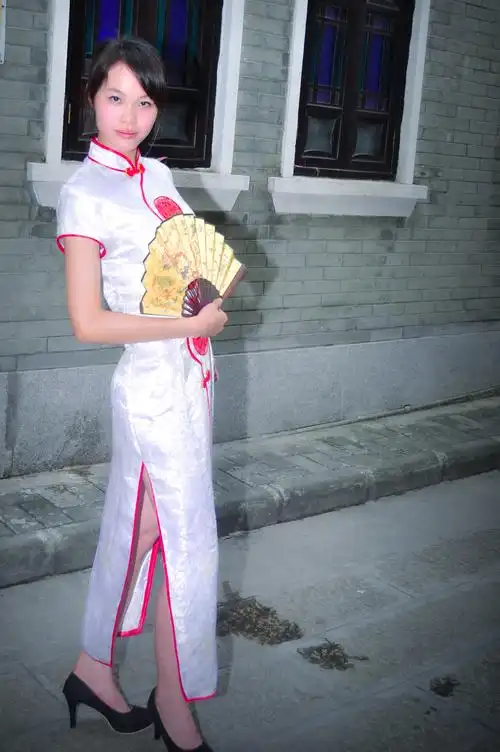 精致高雅的白旗袍(超级大图)