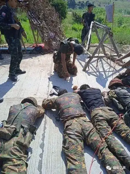 跪着趴着多名缅甸军方士兵被武装俘虏