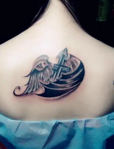 后背翅膀十字架纹身图案