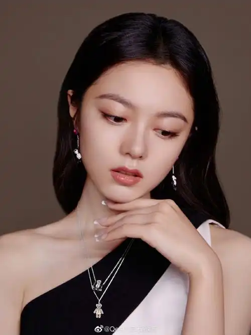 演员@赵今麦angel佩戴#qeelinbobo系列#珠宝,流露少女意趣.