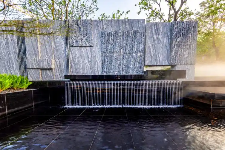 编辑67进入大门后,映入眼帘的便是用一座水景墙,墙后是一大片乌桕林