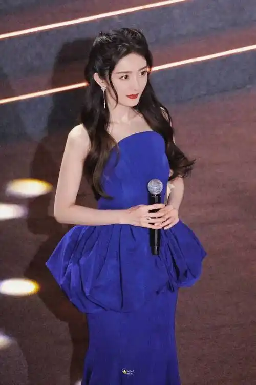 杨幂惊艳亮相中国文学艺术界2023春节大联欢,身穿宝蓝色长裙美得让人