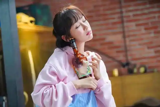 李现曾交4个女友被问谁是朋友圈最有趣的人他说出另一个女孩